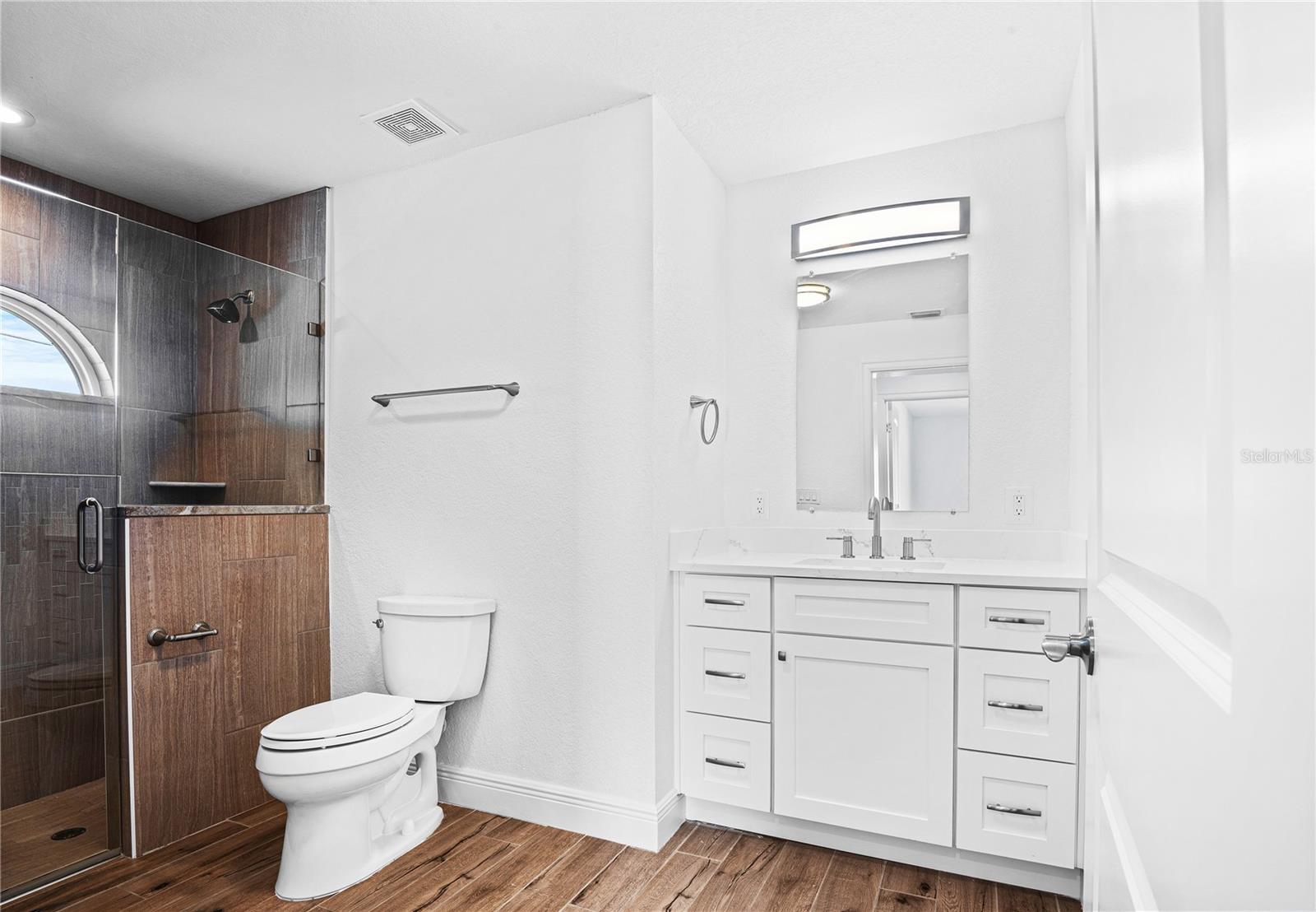 Guest/Hall Bath w/ shower
