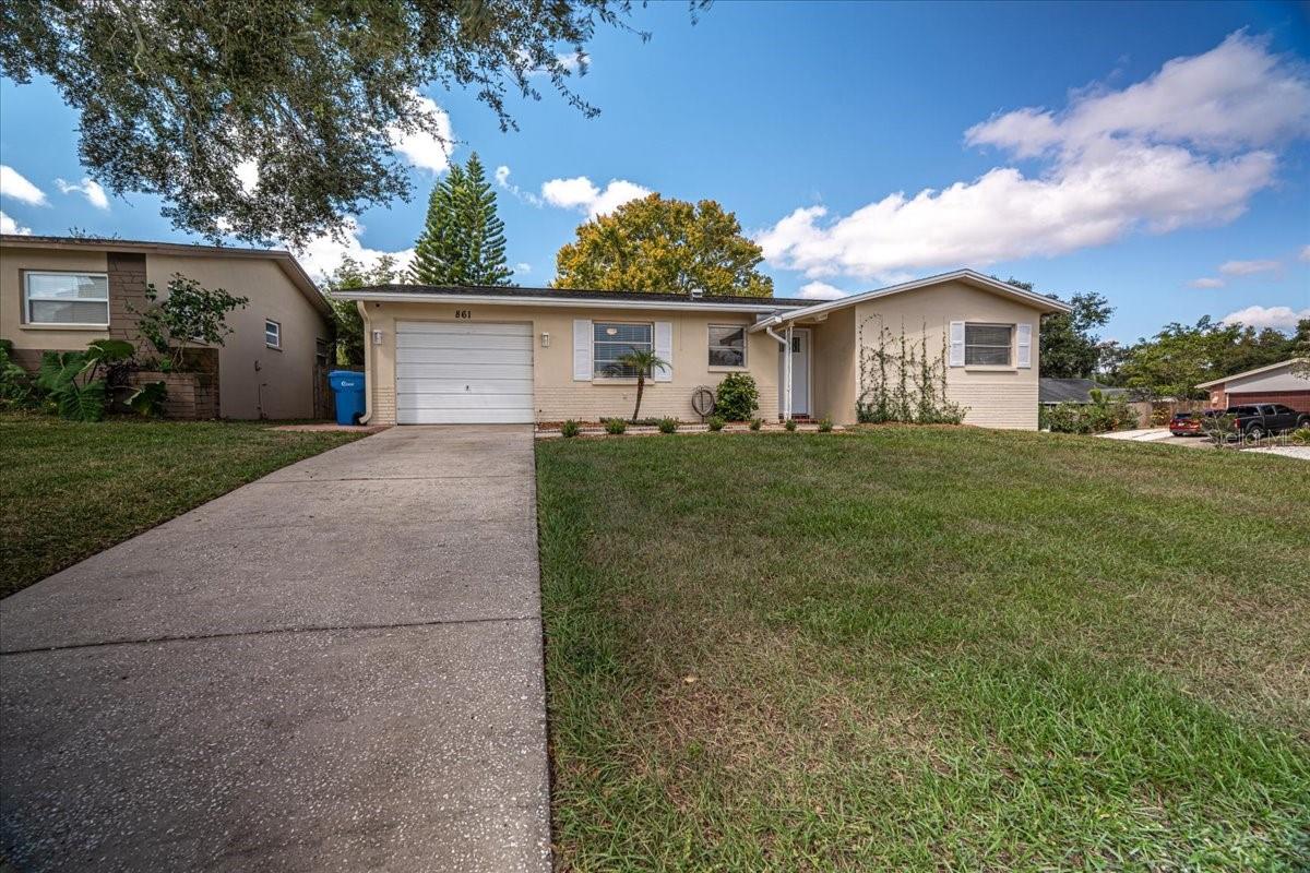 Street view Of front of home with the landing pad
