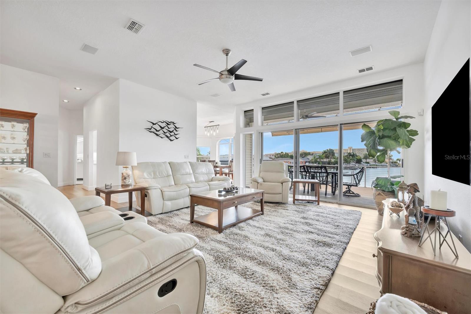 living room, 2nd floor