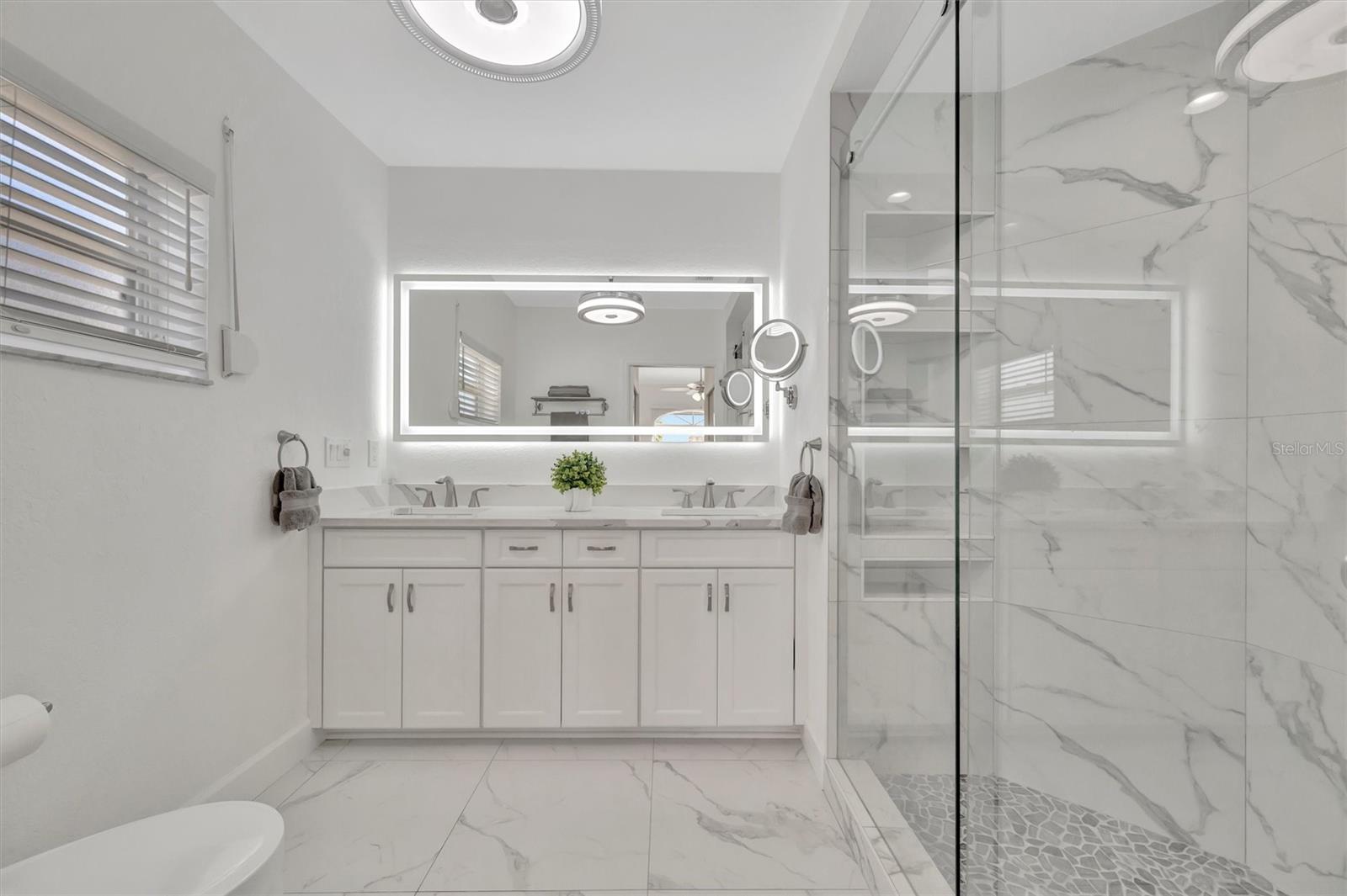 primary bathroom, 2nd floor