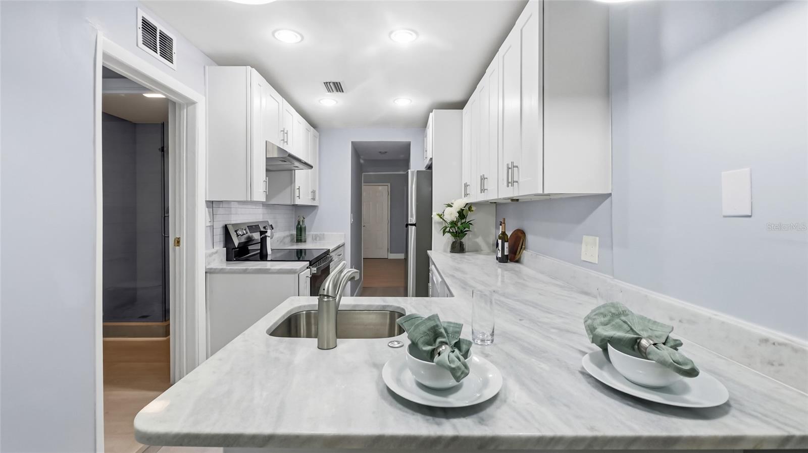 Tidy kitchen with eat-in space