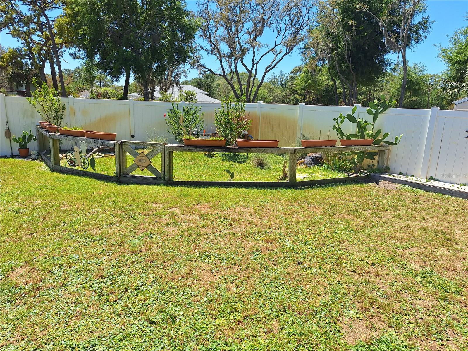 Vinyl 6ft fencing surrounds the back yard