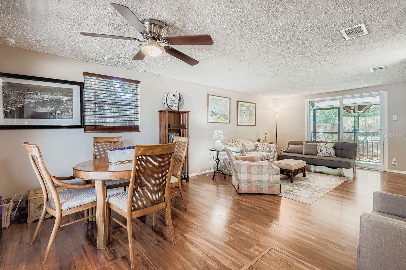 Living room/Dining area