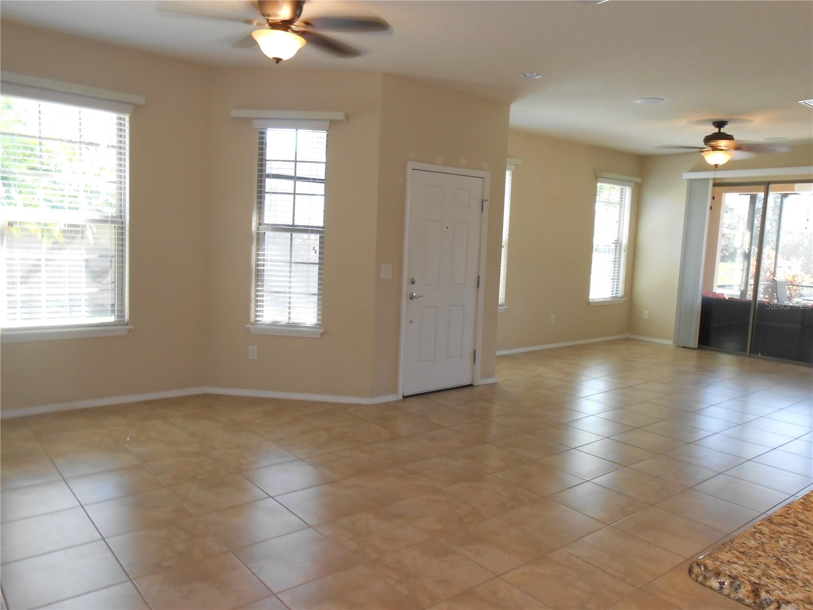 LIVING/DINING AREA