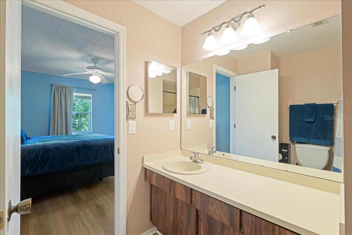 Primary en-suite bathroom