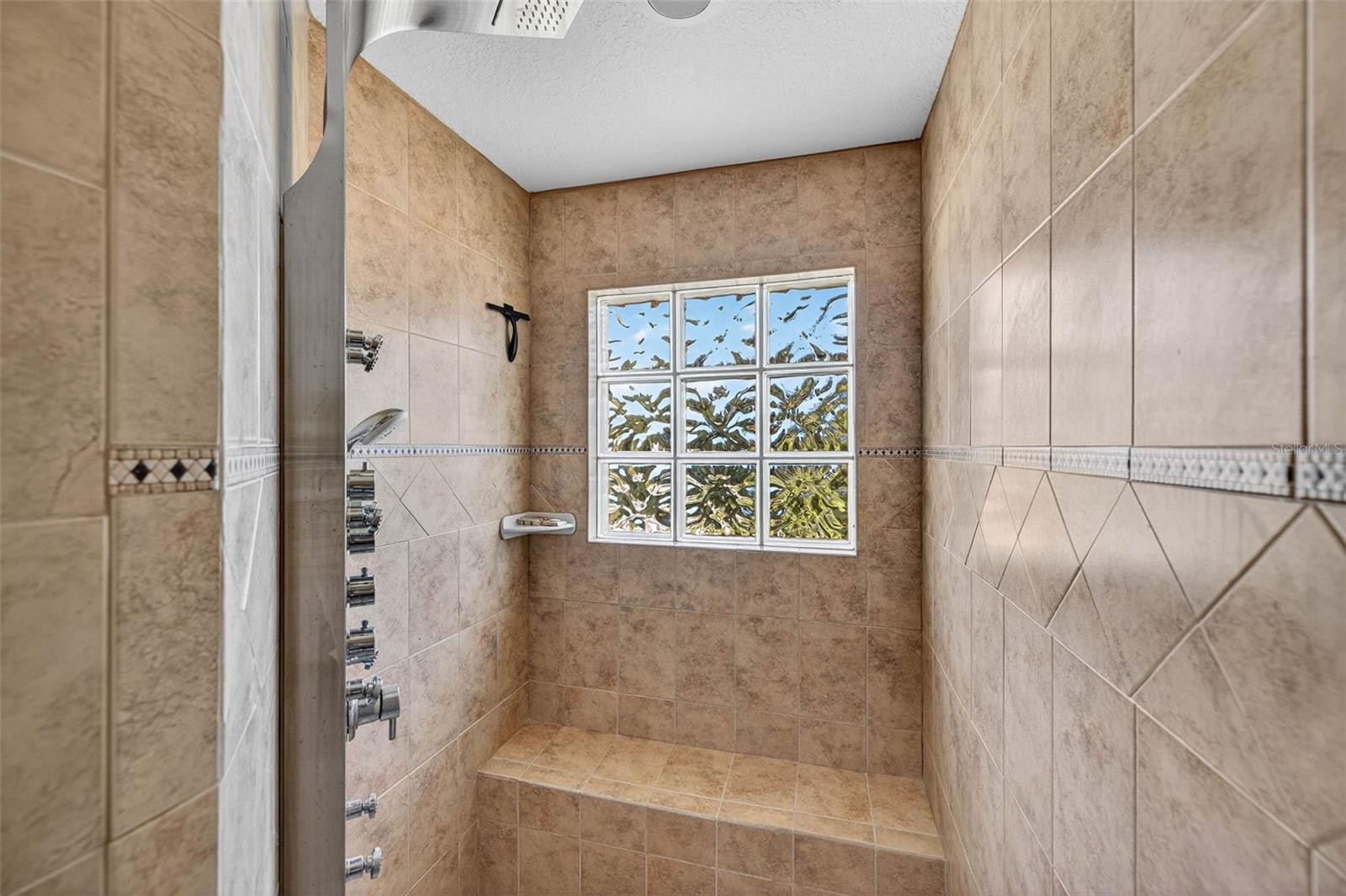 En suite primary bath