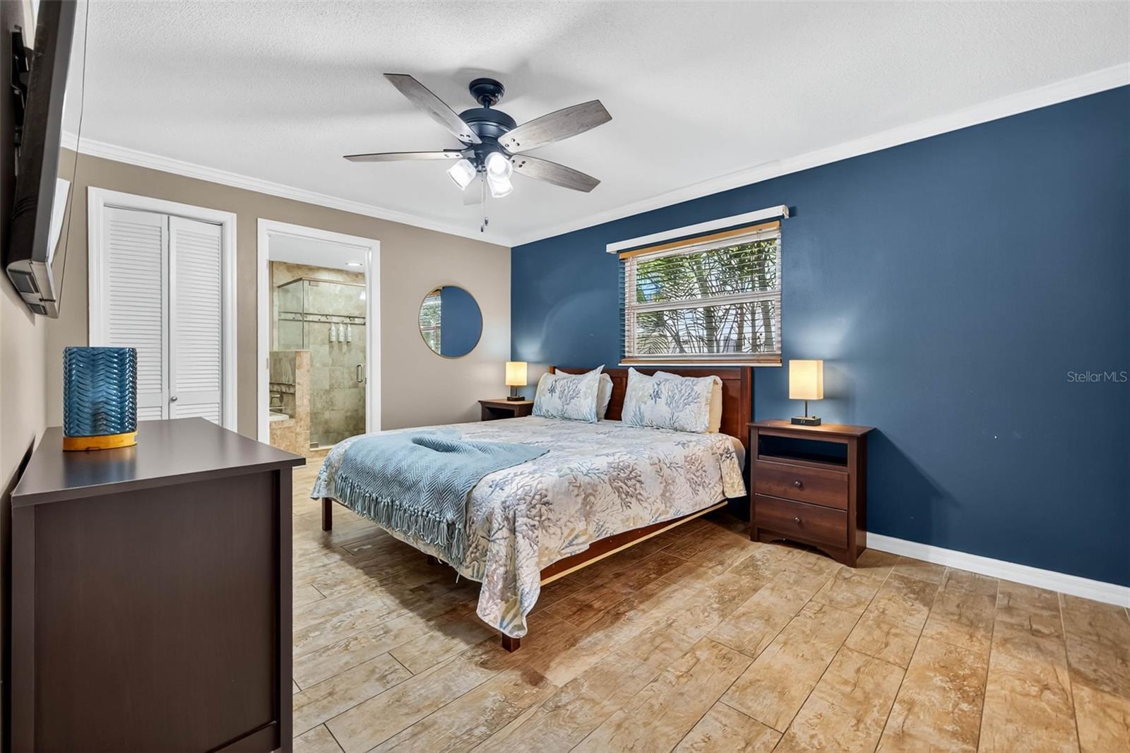 Main bedroom with ensuite bath.