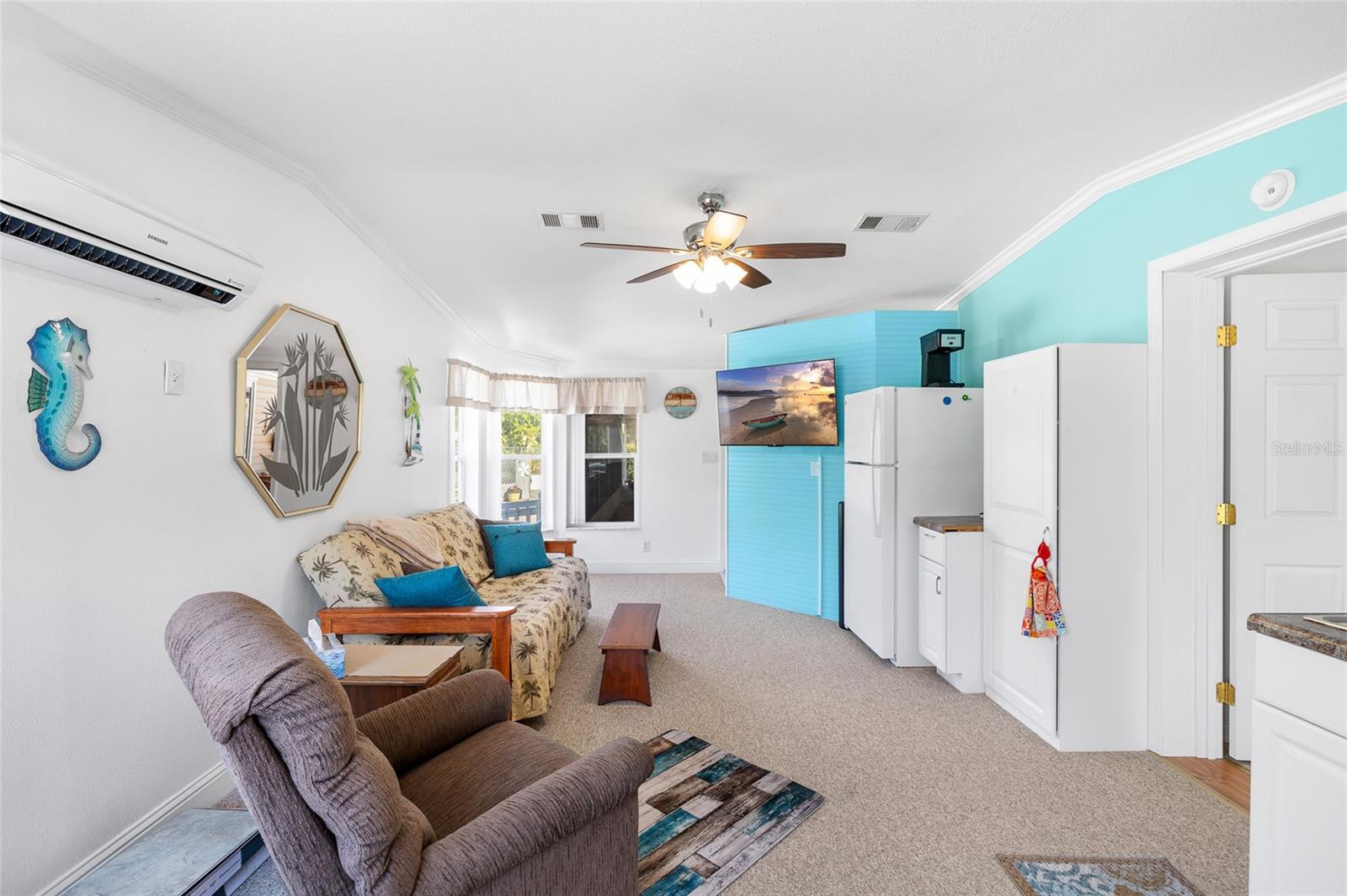 in-law suite/guest room with kitchenette