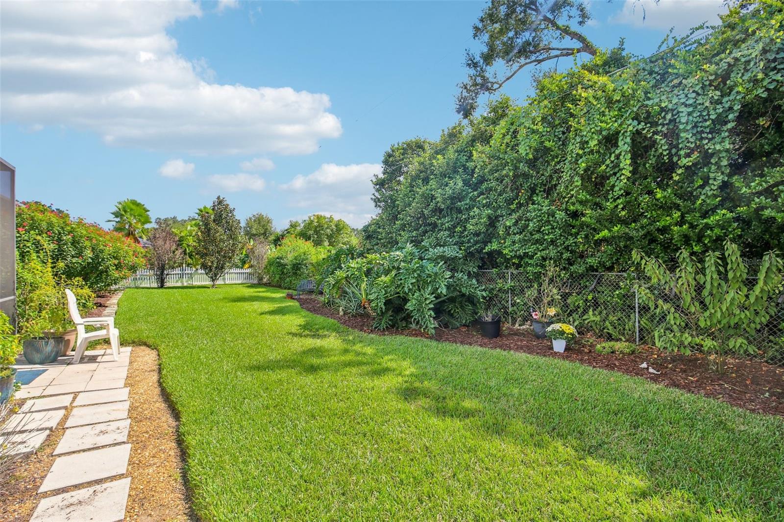 BEAUTIFUL BACKYARD WITH NATURAL BARRIER PROVIDES ADDITIONAL PRIVACY