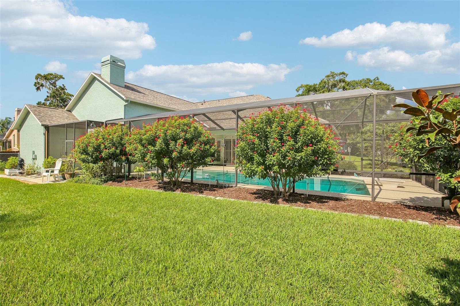 SPACIOUS SIDE YARD