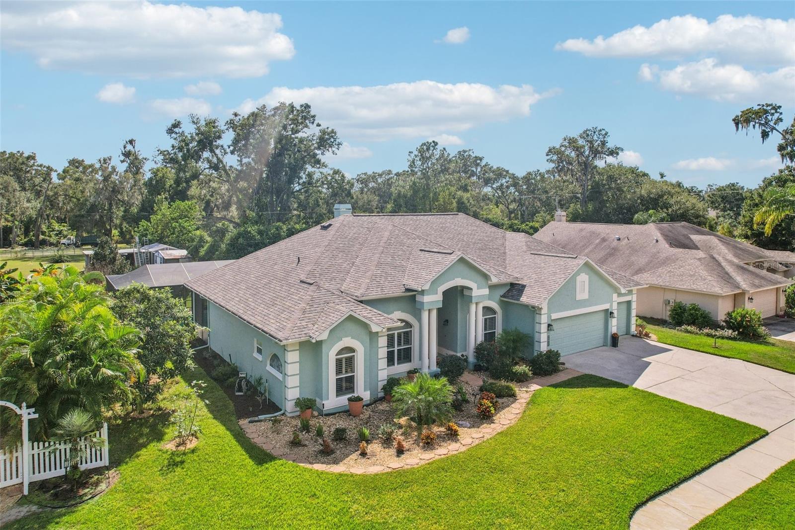 SPACIOUS SIDE YARD