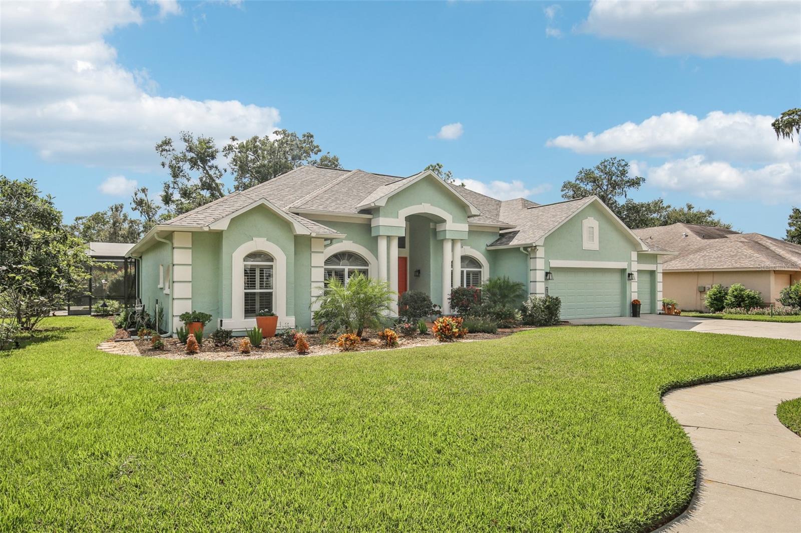 SPACIOUS SIDE YARD