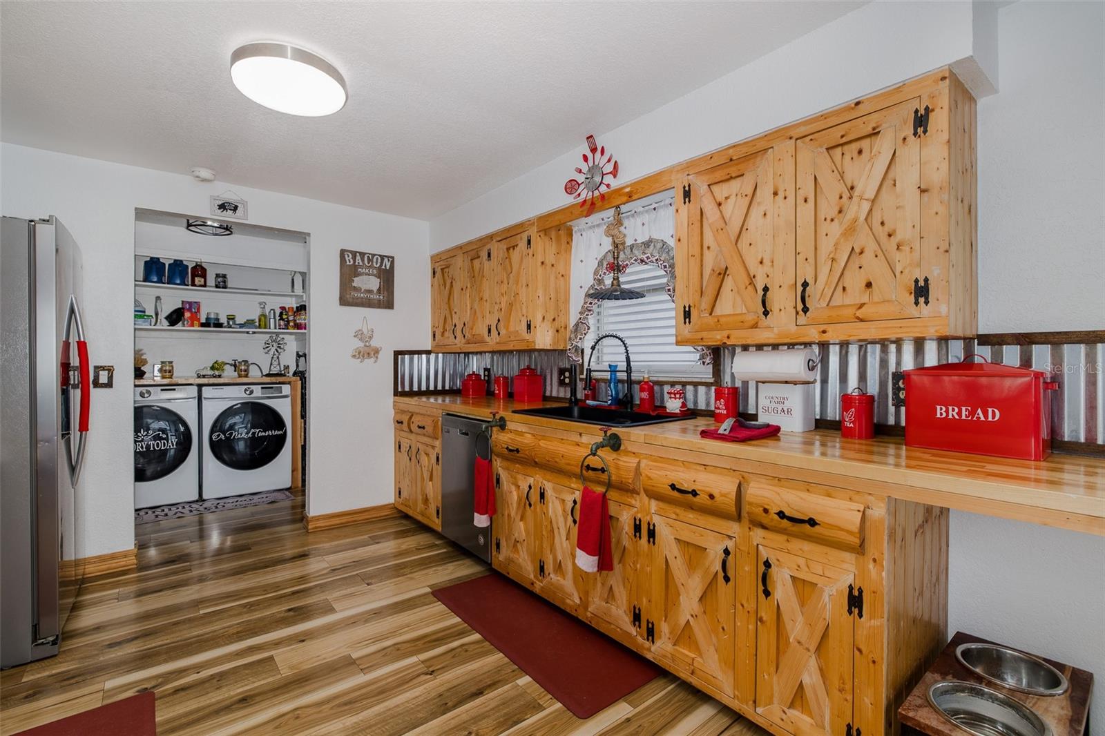 Kitchen with custom-made cabinets and stainless appliances