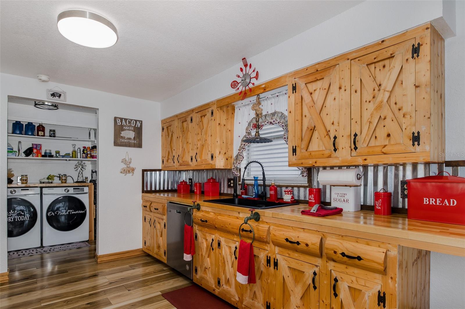 Kitchen with custom-made cabinets and stainless appliances