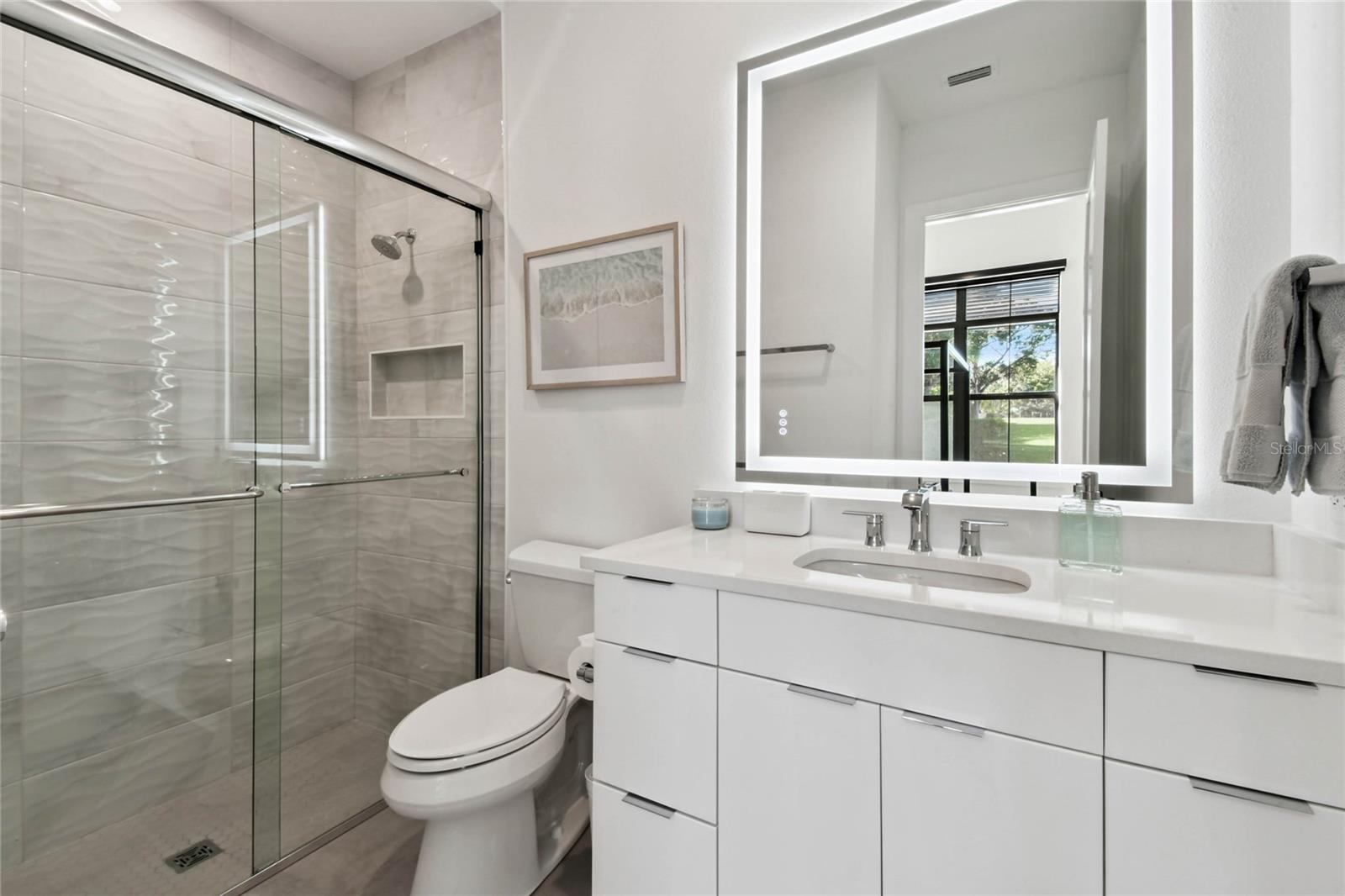 1st Floor Guest En-suite Bath