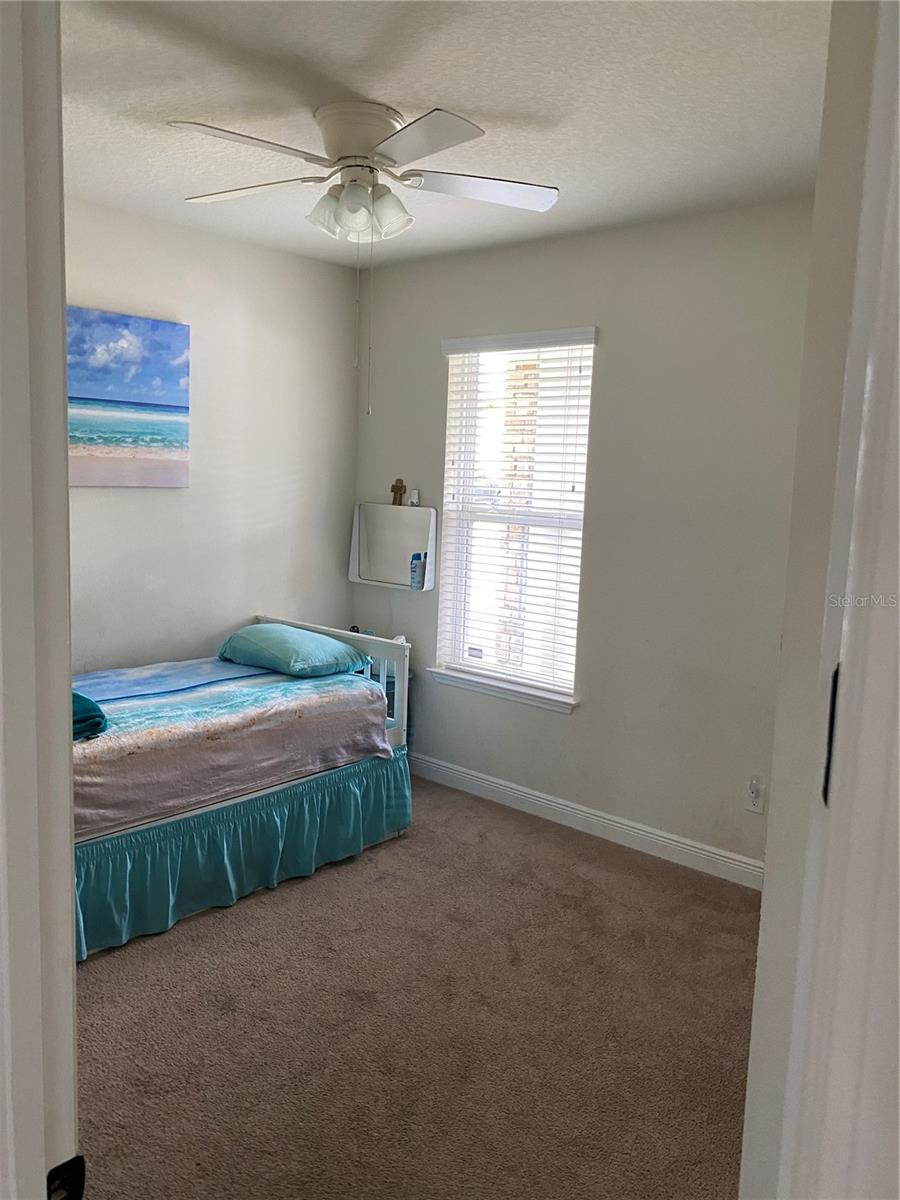 1st Floor guest bedroom