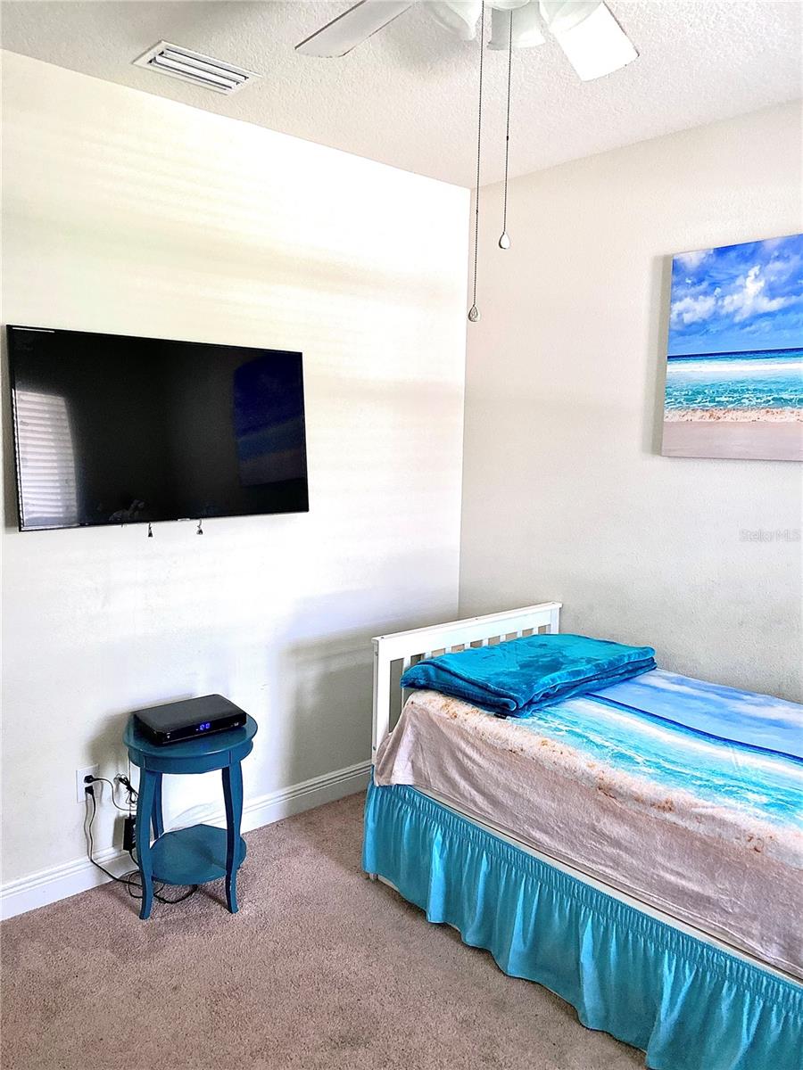 1st Floor guest bedroom