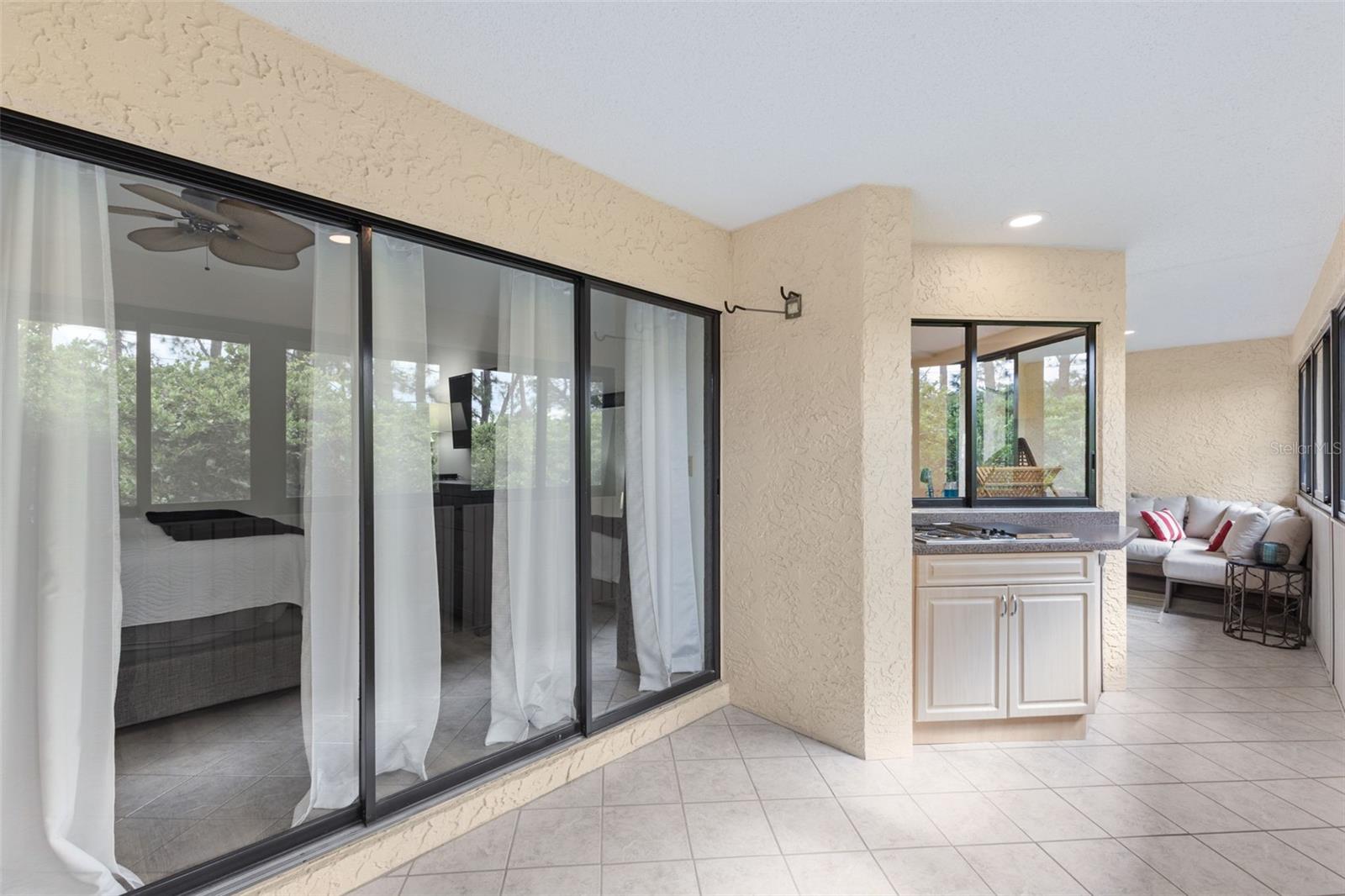 Built-in burner/grill on lanai