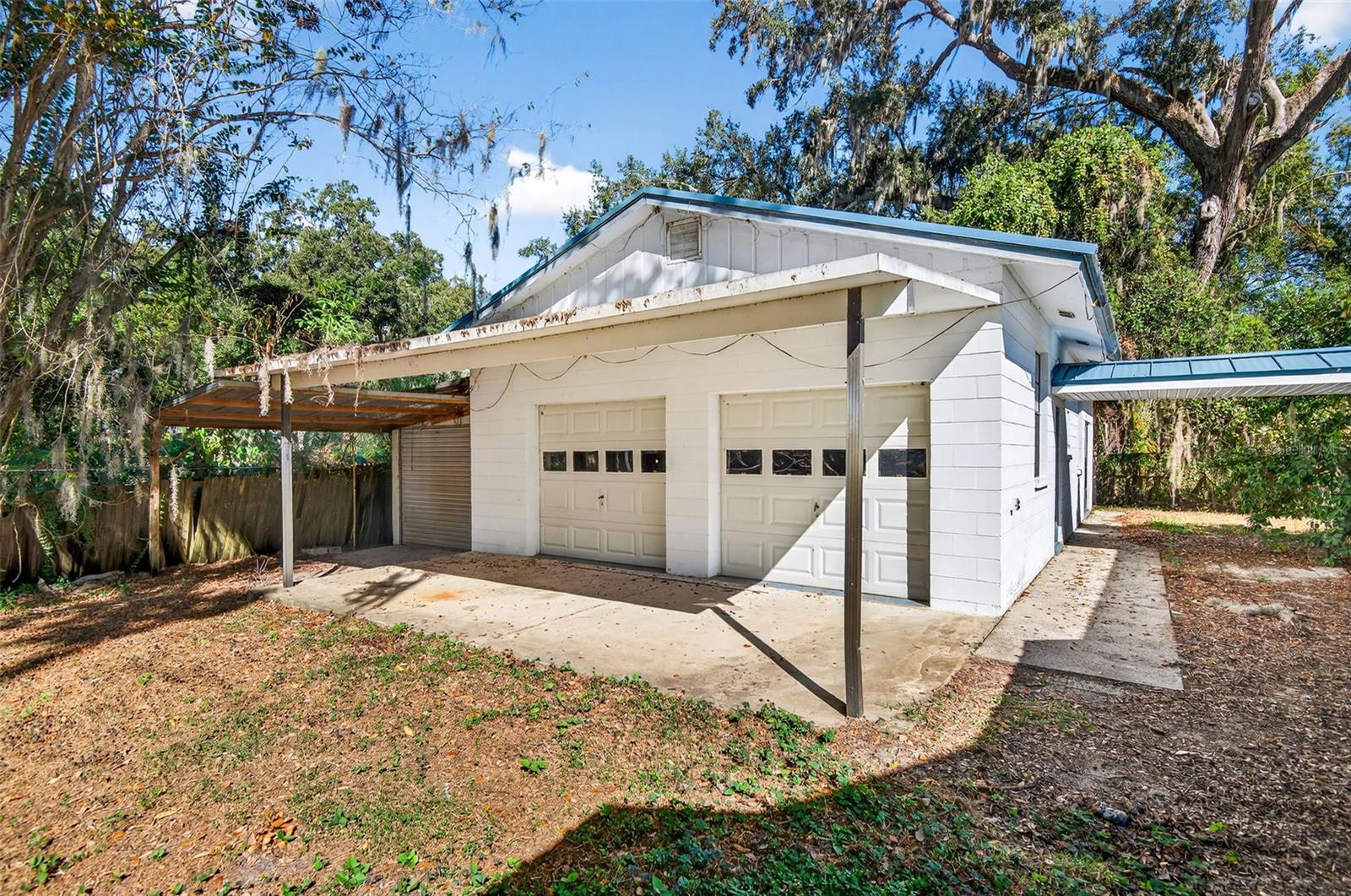 Detached 2 Car Garage & Workshop with Electric & Water