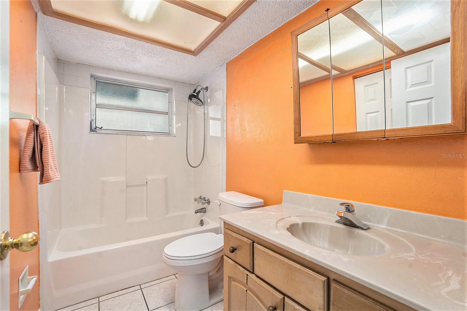 Guest Bathroom w/tub