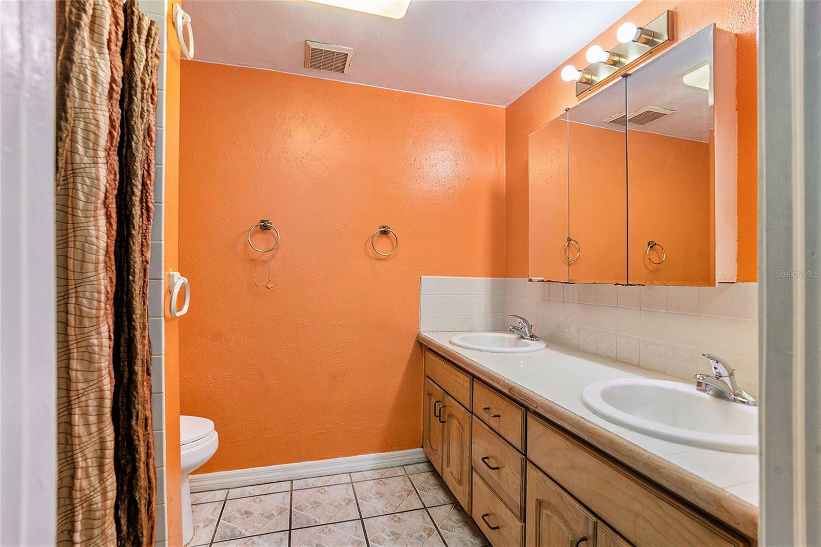 Primary bath w/shower and double vanities