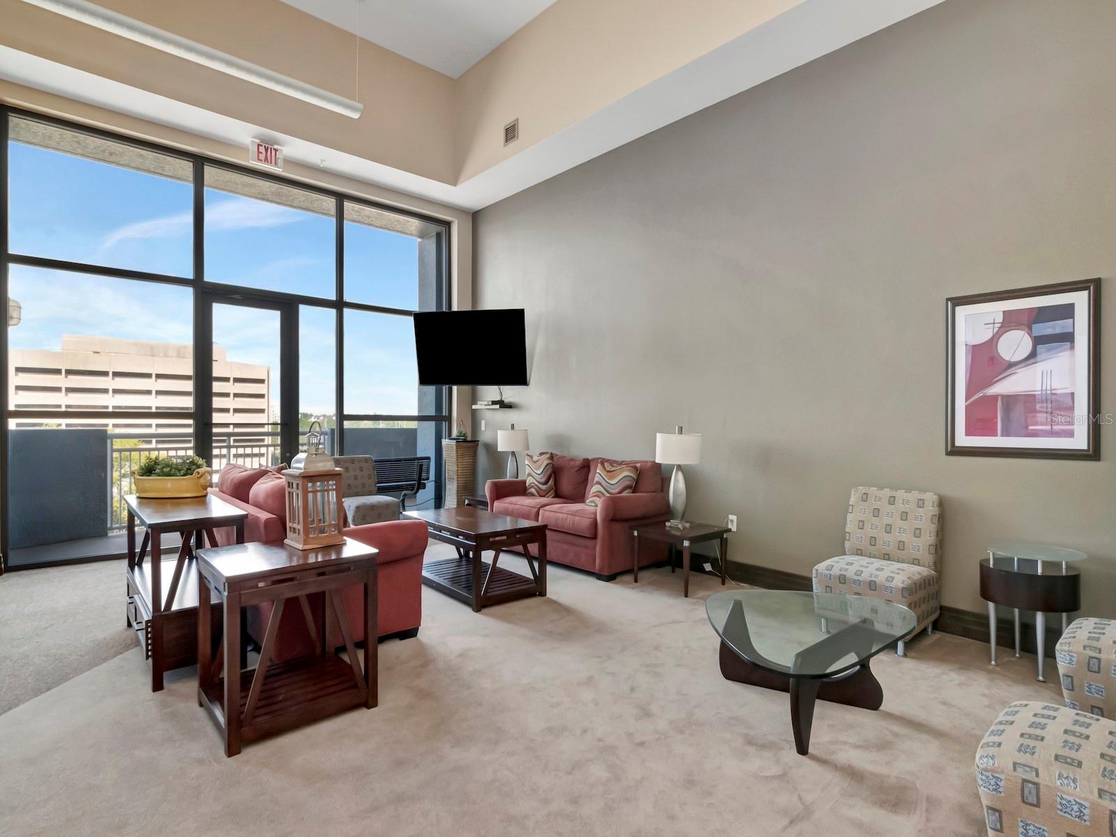 8th floor amenities