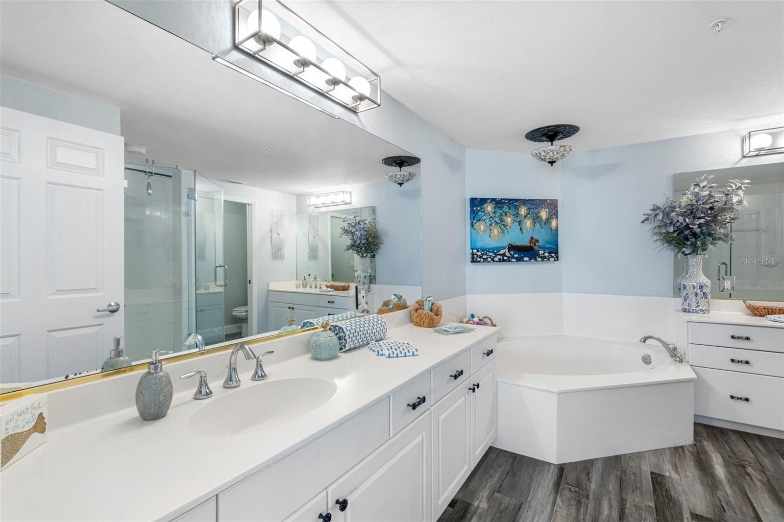 ... Double Vanity - Spa Soaking Tub - Walk In Shower - Privacy Room ..15' X 10'5" Dimensions..