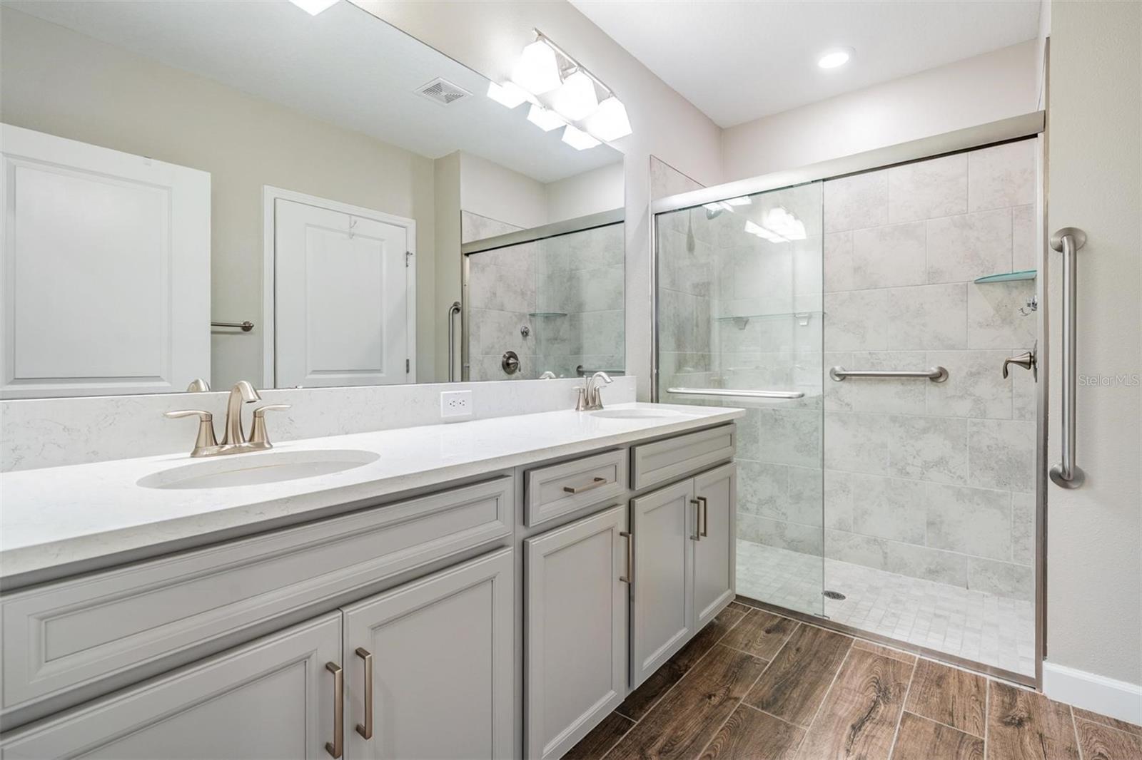 Primary bath w/grab bars