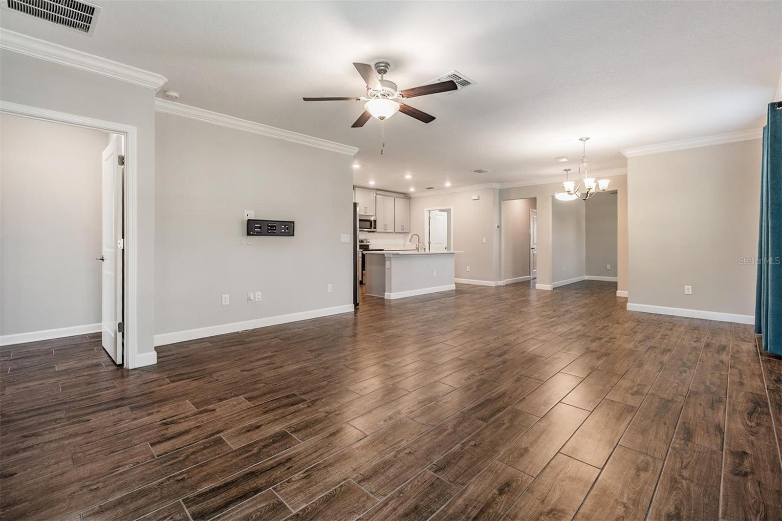 Large spacious family room w/tile flooring