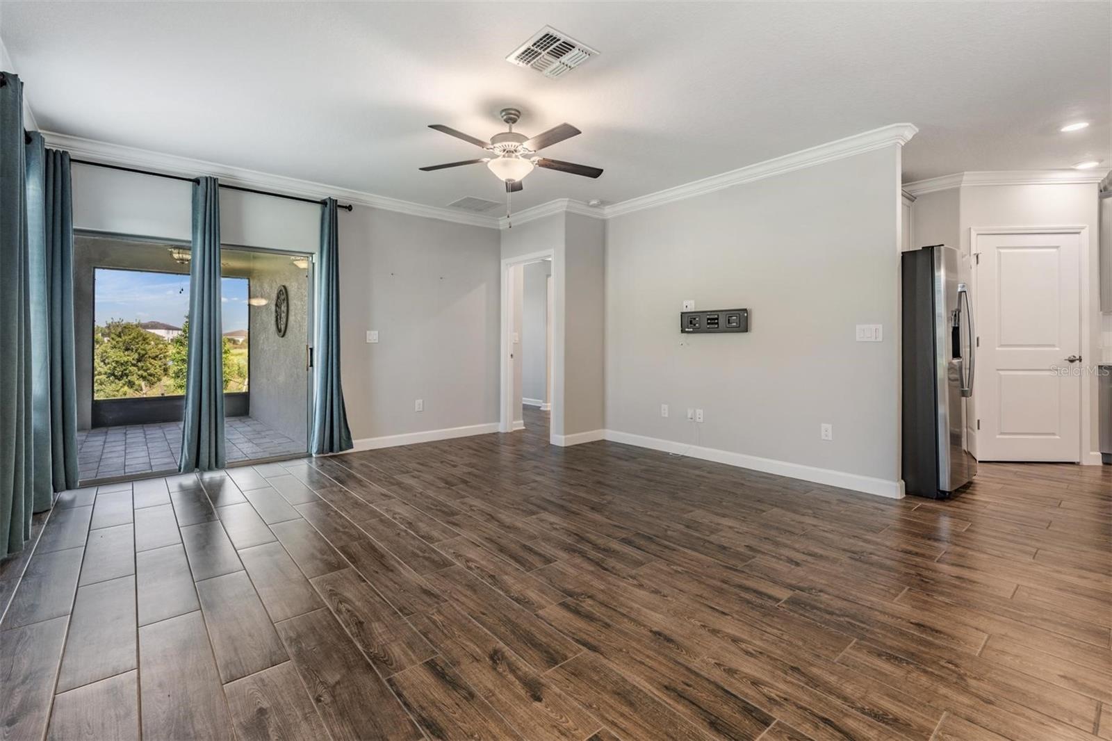 Family room w/sliders that open to lanai