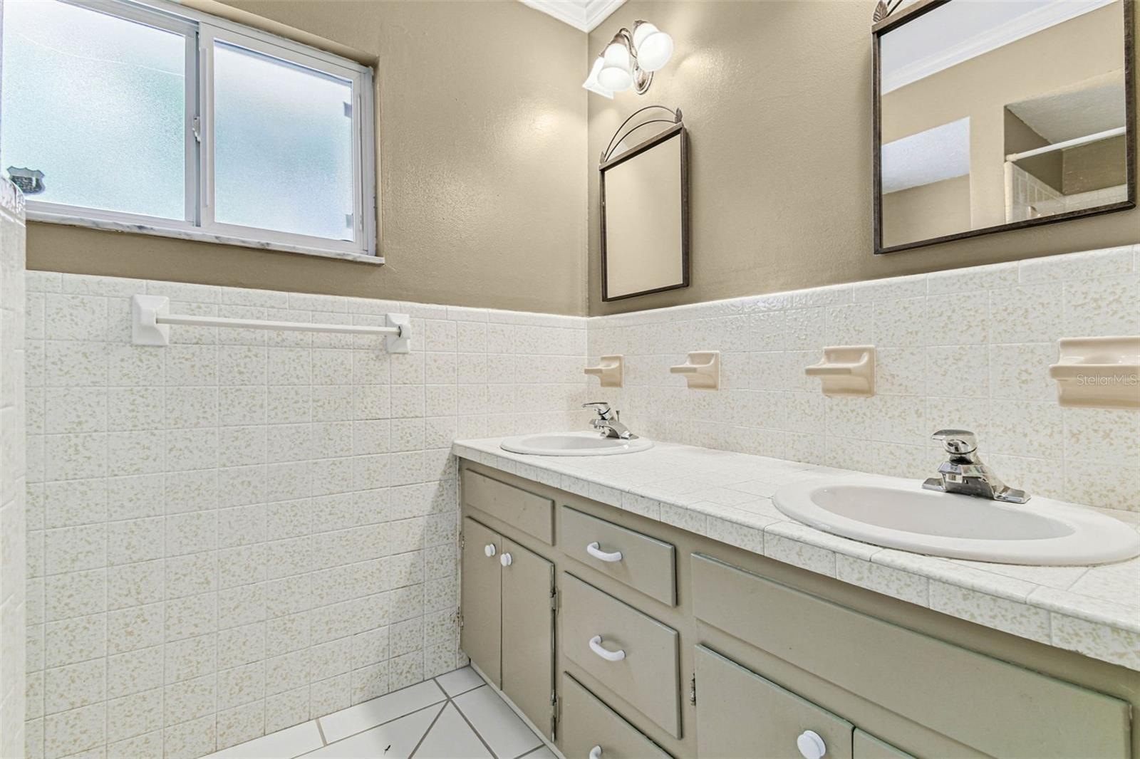 2nd Bathroom with Tub/Shower Combo