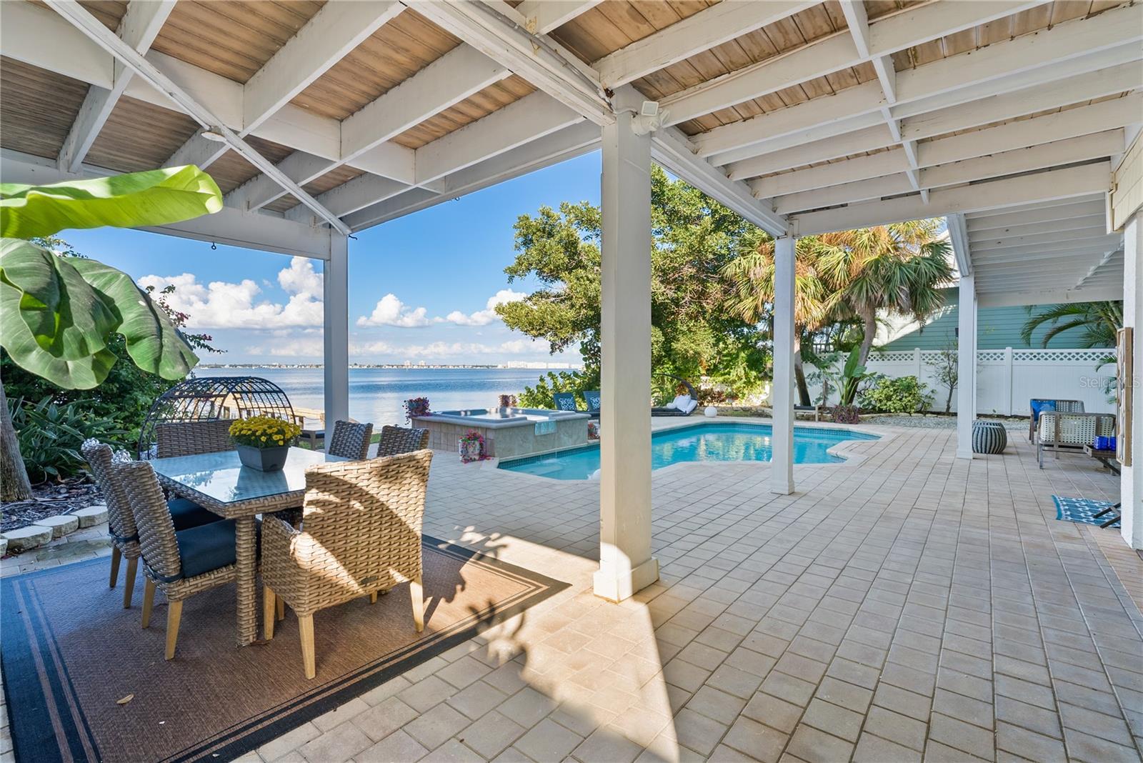 Perfect setup for hosting large groups or family gatherings.