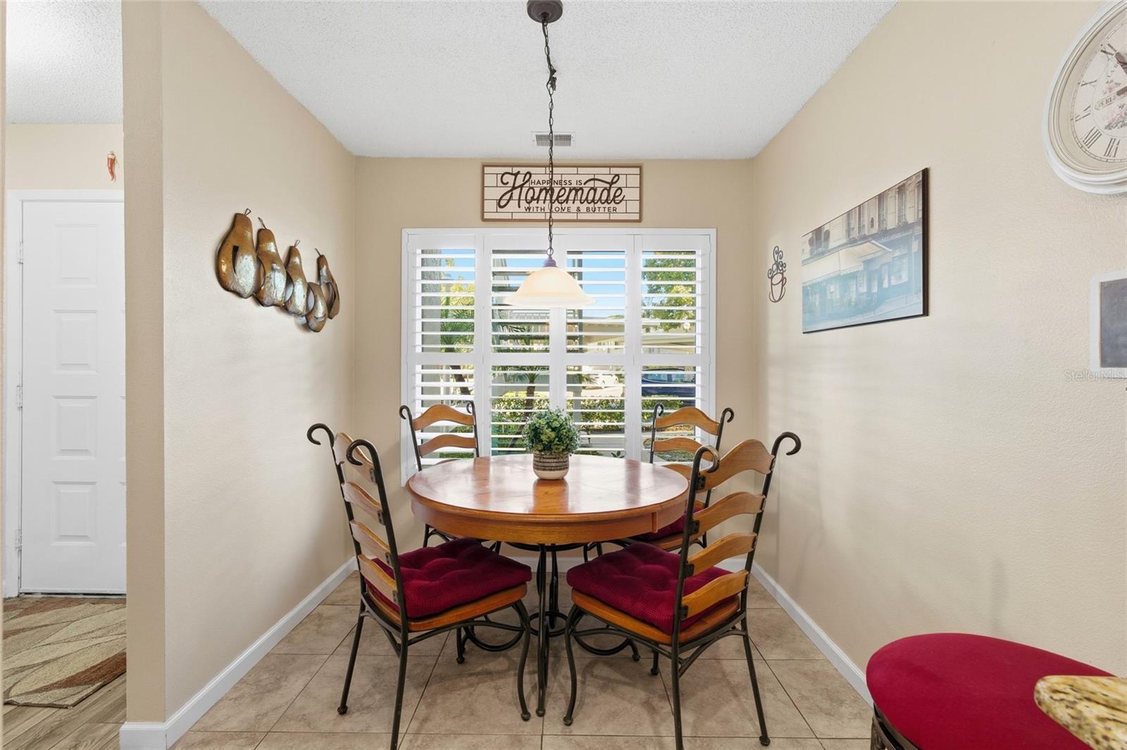 Roomy Breakfast Nook