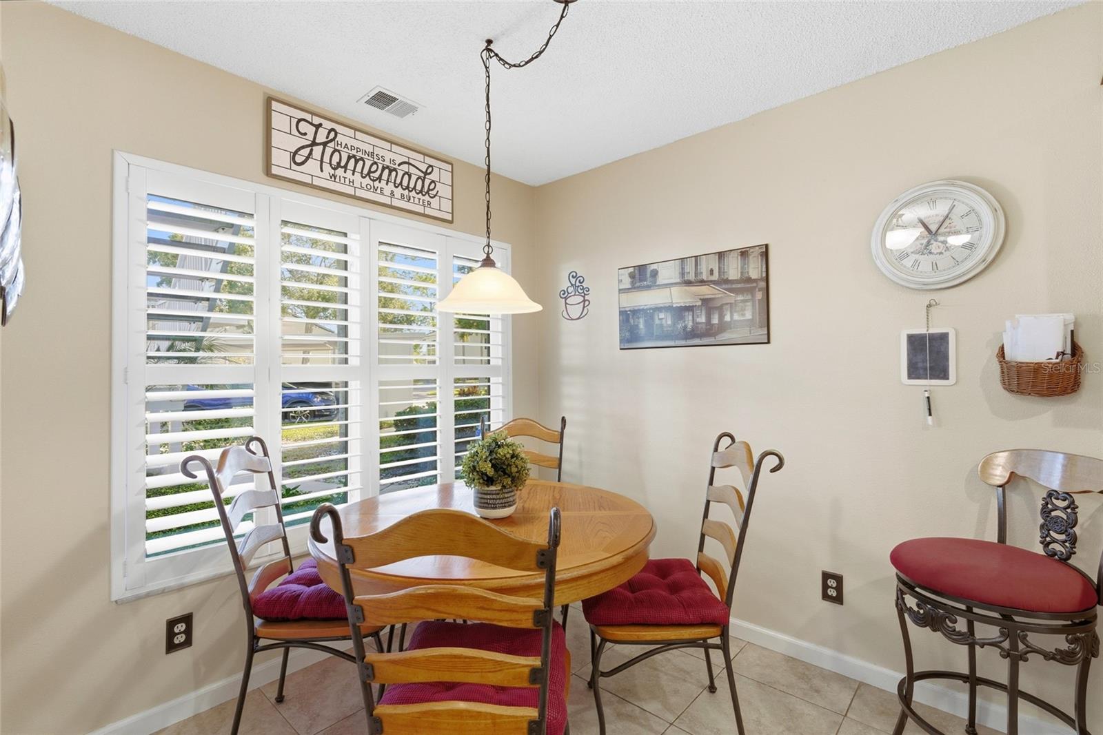 Roomy Breakfast Nook