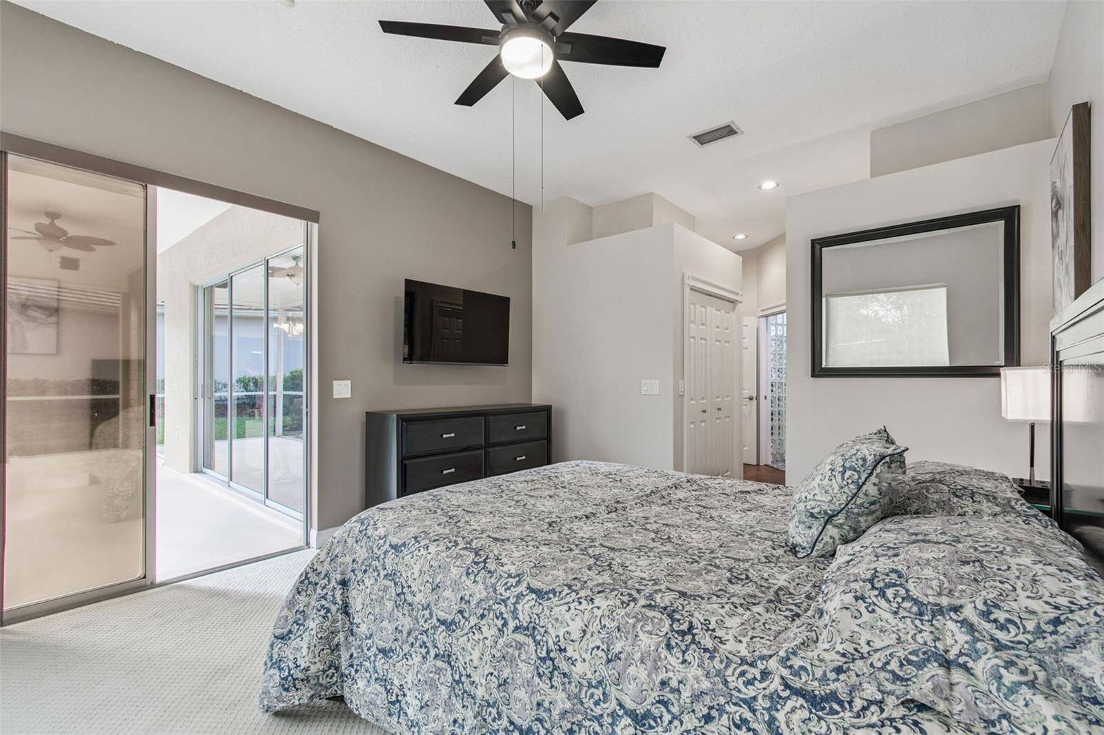 Private access to lanai