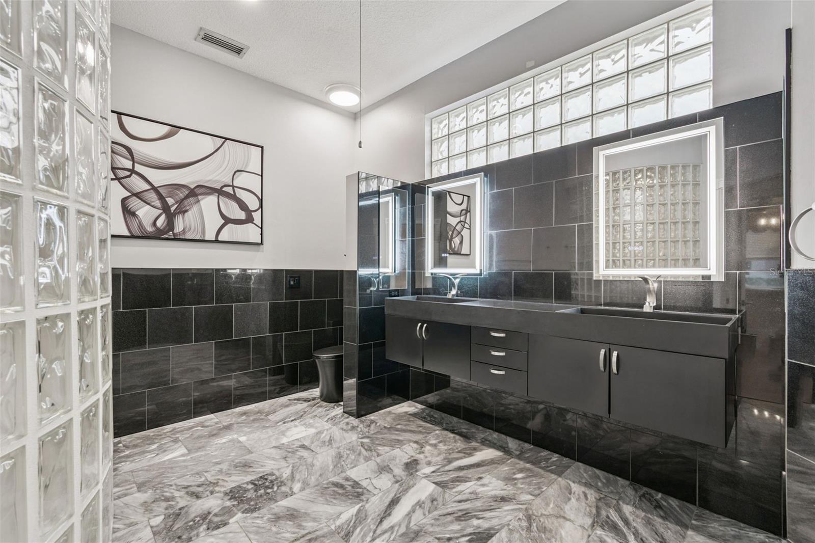 Owners suite | floating shelfs