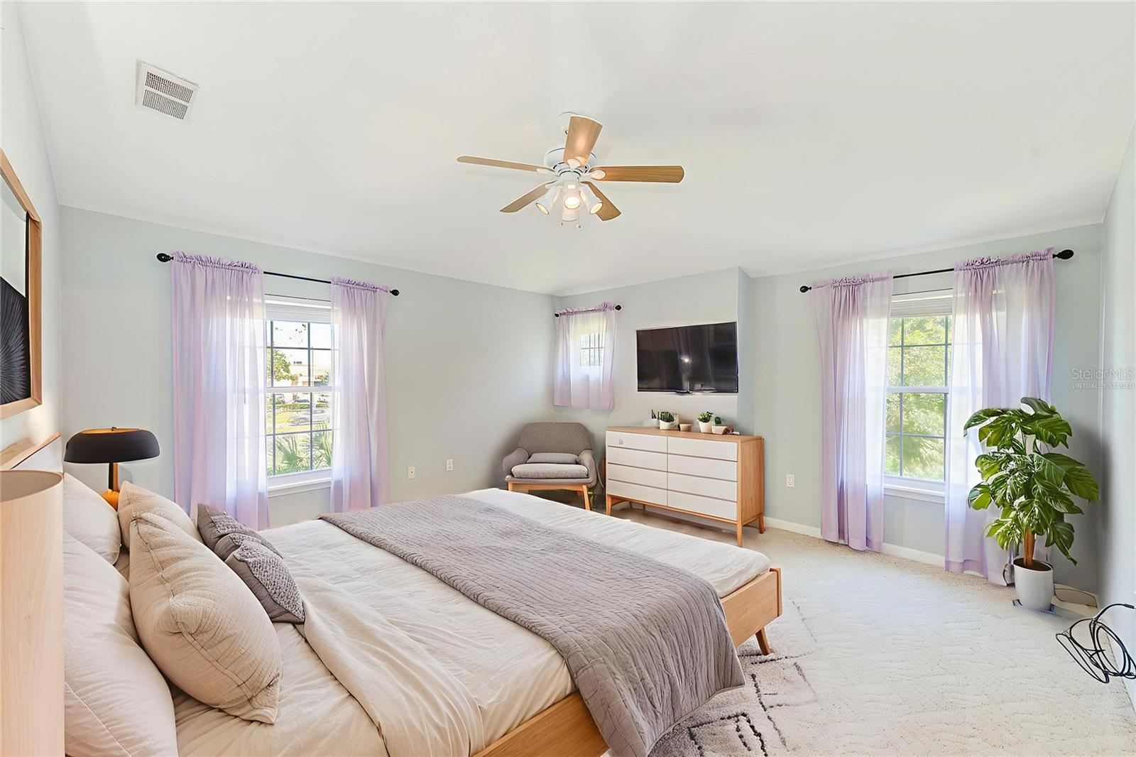 This photo has been Virtually Staged.