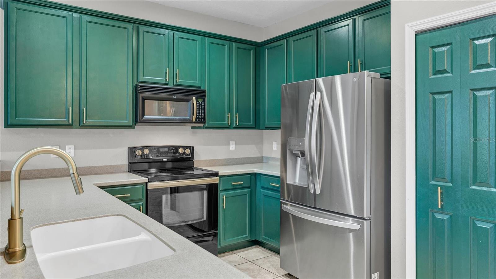 Kitchen w Corian Countertops & wood cabinets