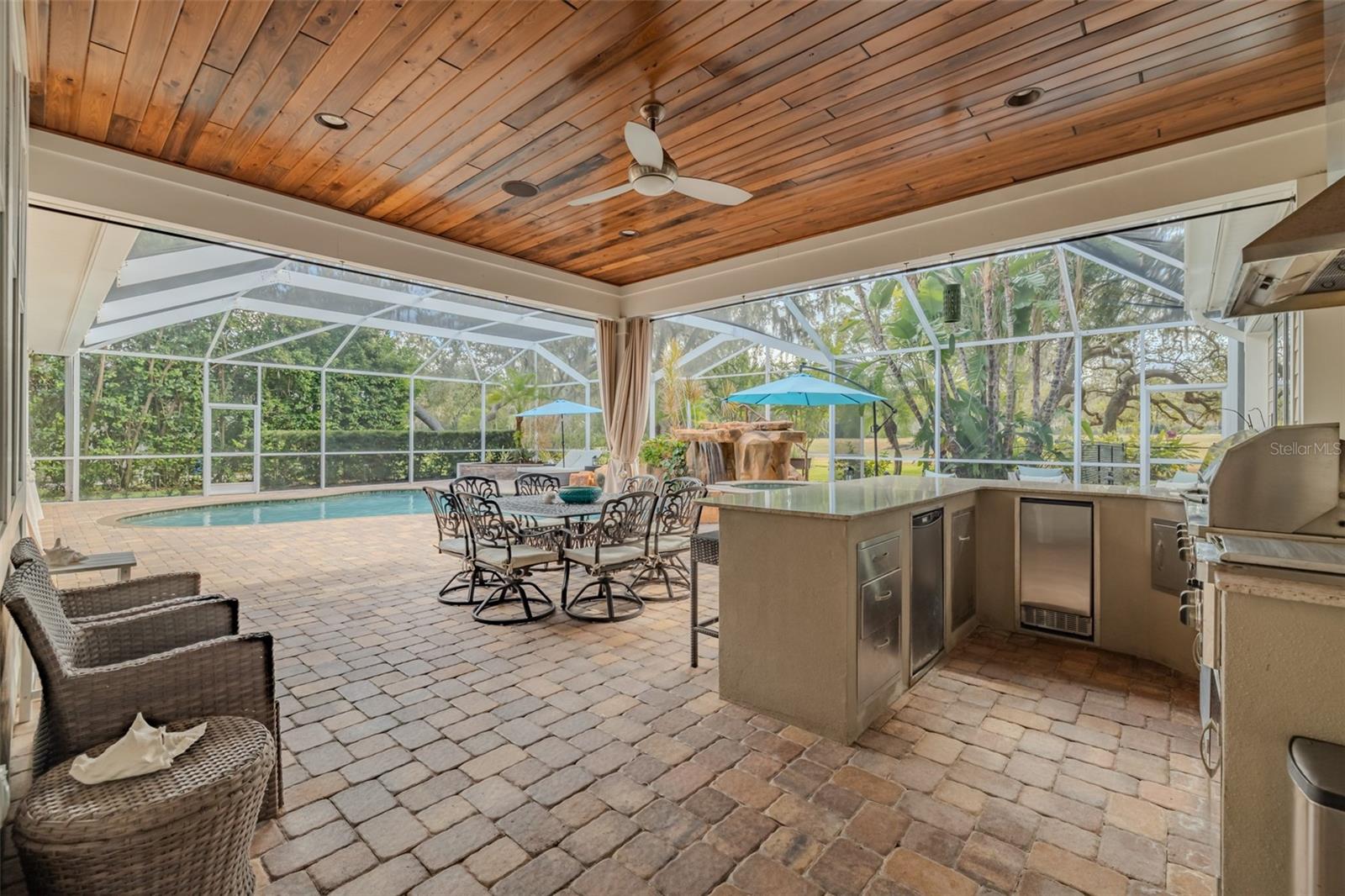 outdoor grill/kitchen area