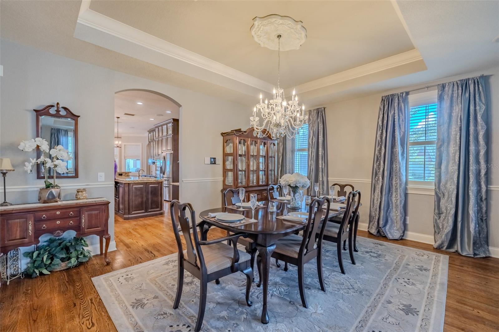 dining room to kitchen