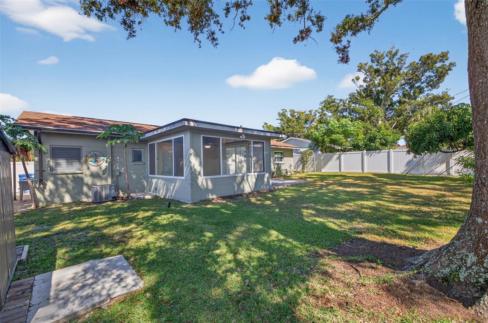 Spacious back yard!!