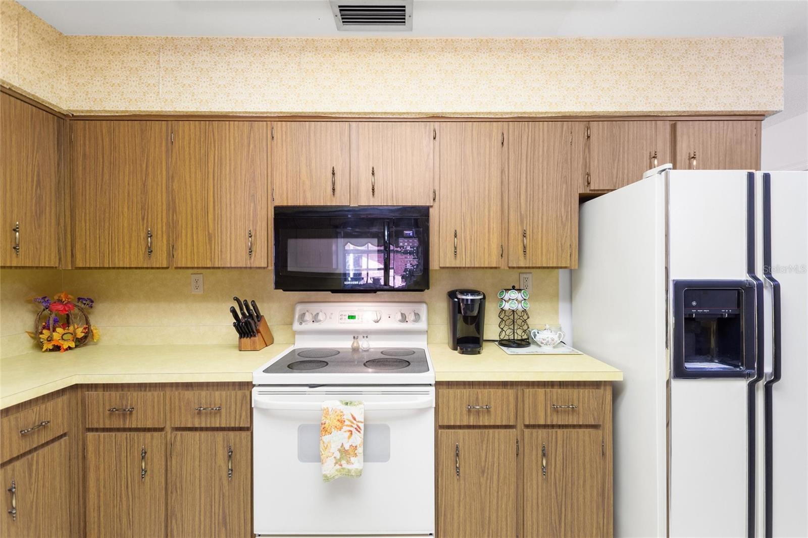 Kitchen with loads of cabinetry space!