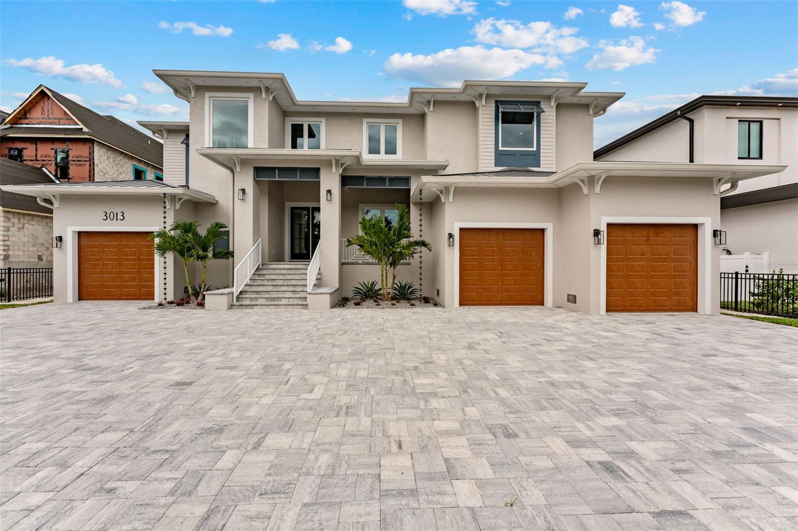 Front Exposure/large driveway space.