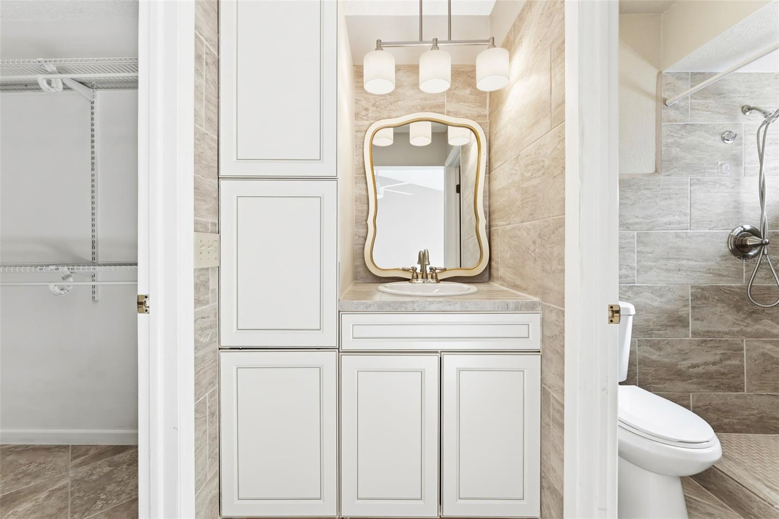 Master bathroom with Lots of Storgae!