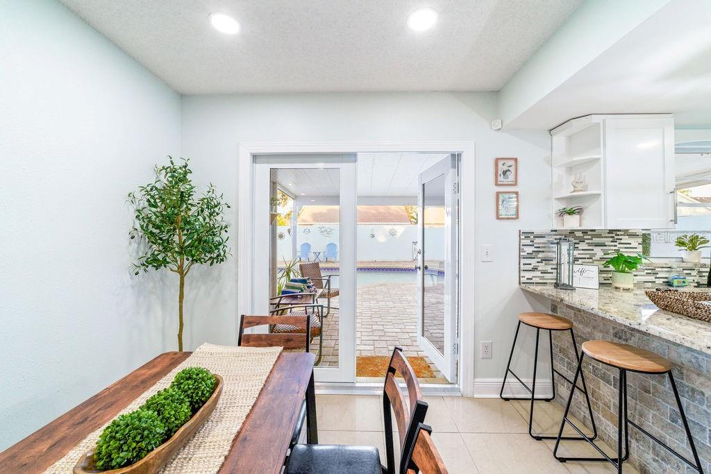 DINNINGROOM/ACCESS TO BACKYARD