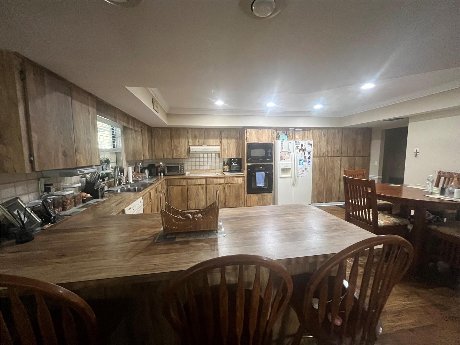 XL kitchen with breakfast bar and eat-in area