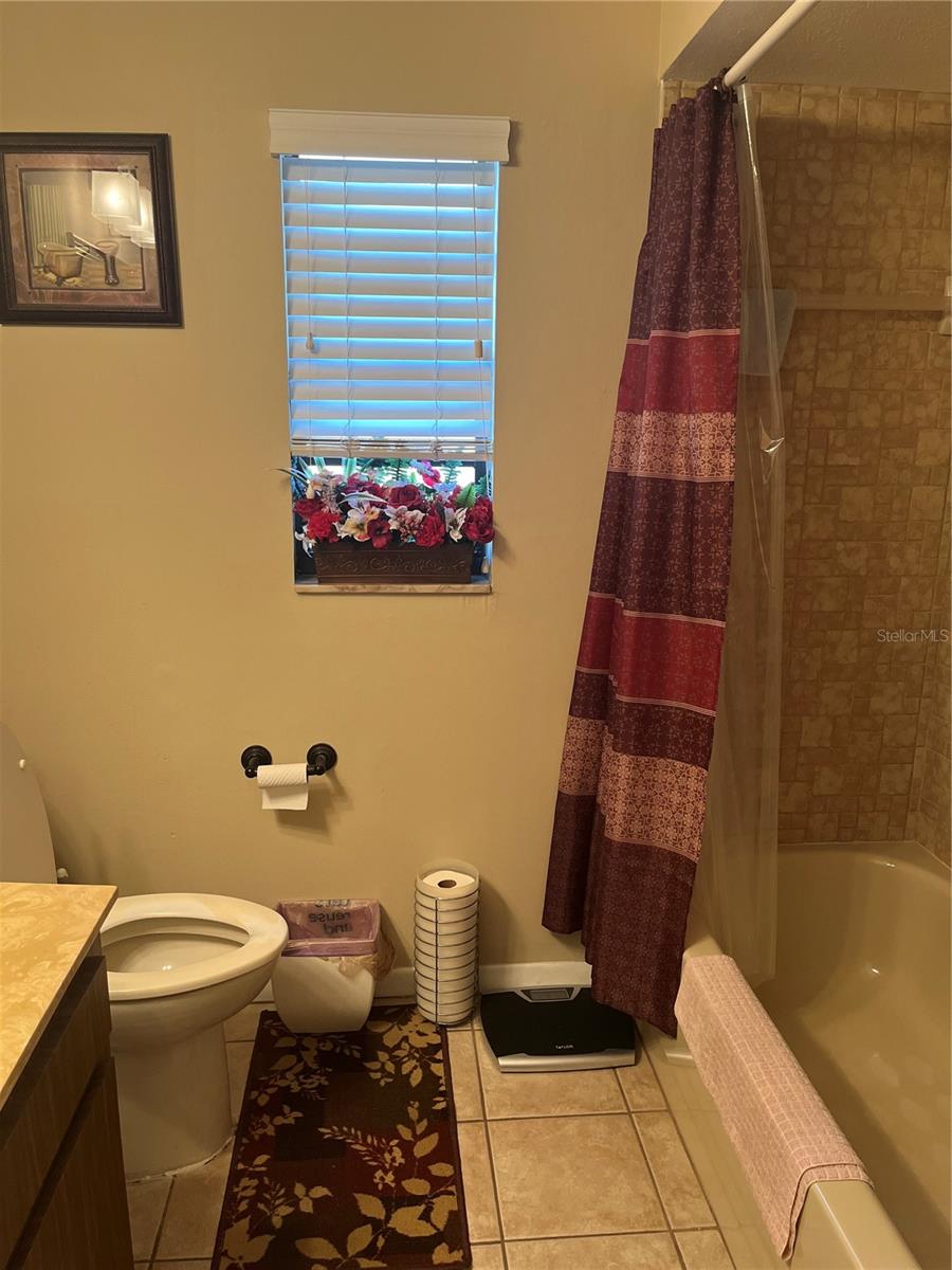 Hall bath between 2 bedrooms