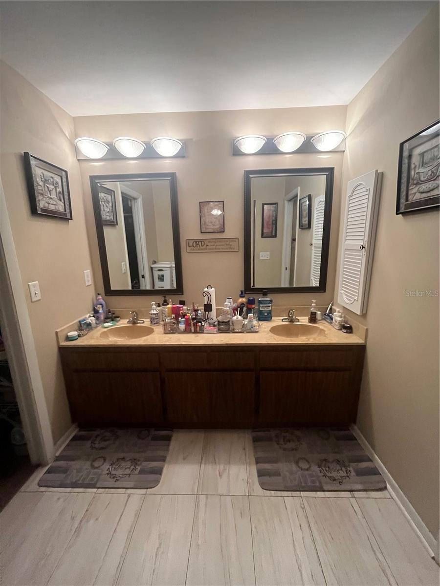 Double sinks in primary bath