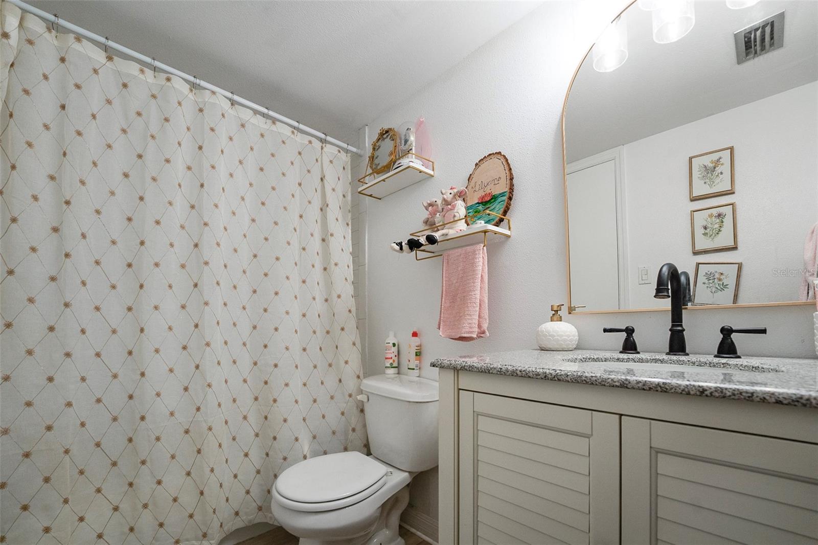 Upstairs 2nd Bdrm Ensuite Bath