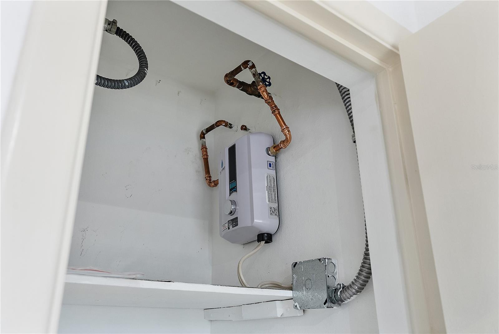 Gas tankless hot water heater